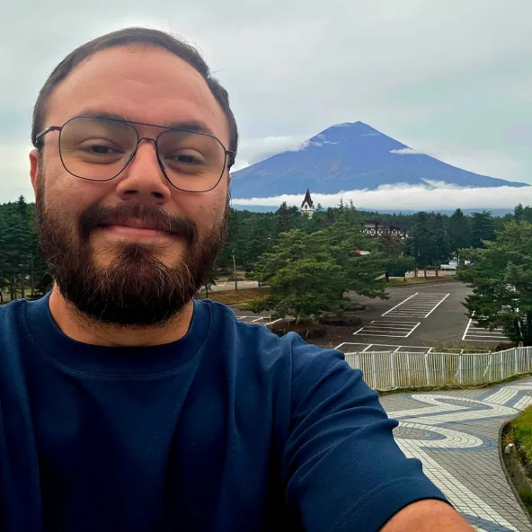 Leonardo Nogueira em frente ao Monte Fuji